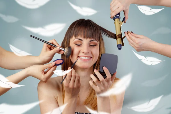 Vacker kvinna på salong med ethereal koncept — Stockfoto