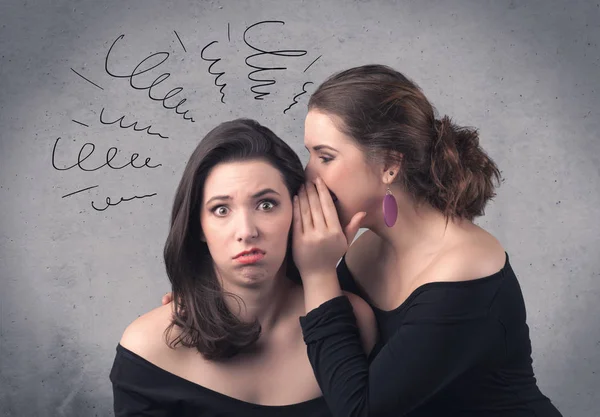 Chica diciendo cosas secretas a su novia — Foto de Stock