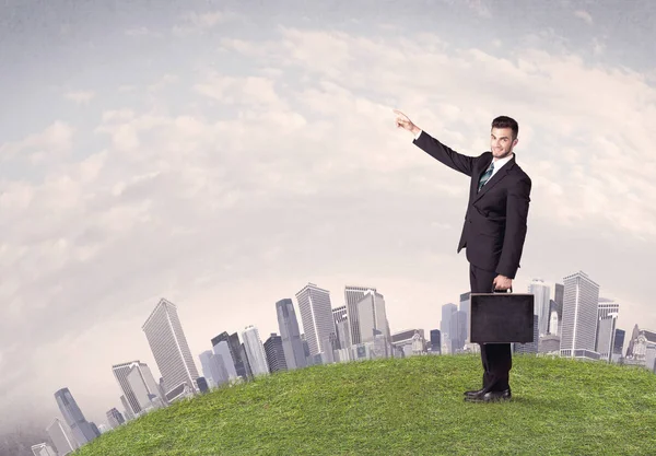 Man standing in front of city landscape — Stock Photo, Image