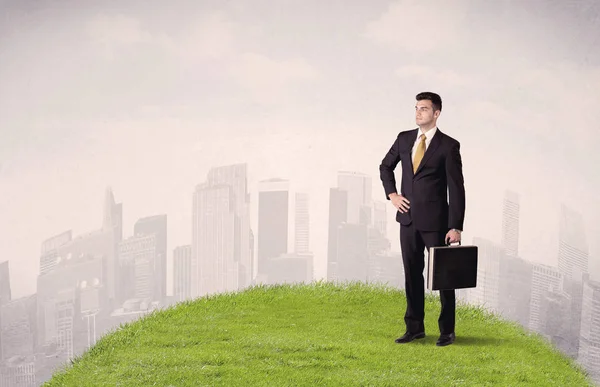 Man standing in front of city landscape — Stock Photo, Image