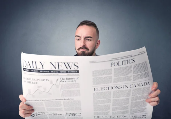 Empresário lendo jornal — Fotografia de Stock