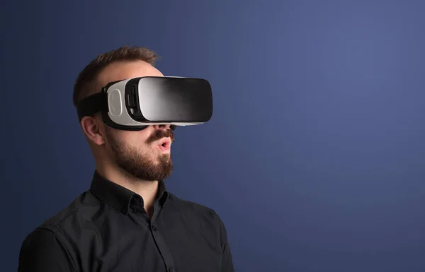 Homme d'affaires avec lunettes de réalité virtuelle — Photo