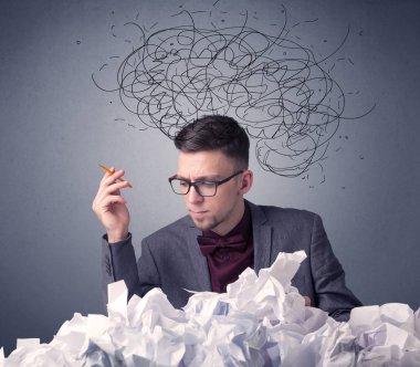 İşadamı buruşuk kağıt üzerinde