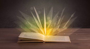 Kitap üzerinde sarı ışık 