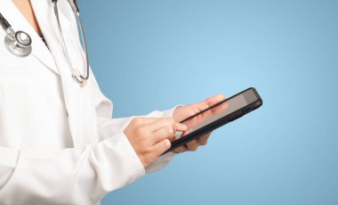 kadın doktor tablet ile