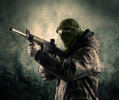 Eski arka plan ağır silahlı bir maskeli asker portresi