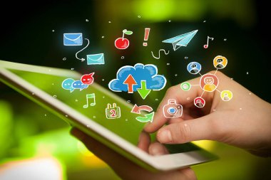 Tablet ile sosyal simgeler dokunmadan parmak