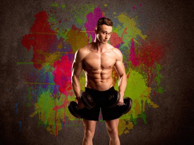 Renkli duvarı ve kilosu olan güçlü bir adam.