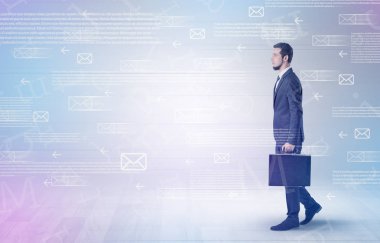 İşadamı ile posta kavramı yürüyüş