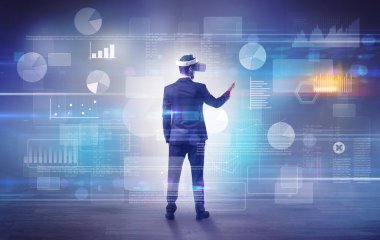 İşadamı vj gözlüklü bir proje denetimi