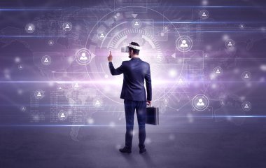 Bağlantı denetimi vj gözlüklü işadamı