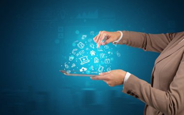 El tutma tablet tebeşir çizilmiş sembolleri yukarıda bulunan