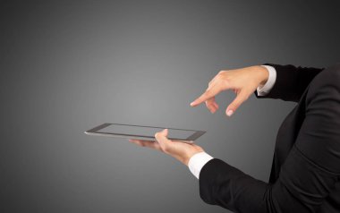 Mockup el holding tablet