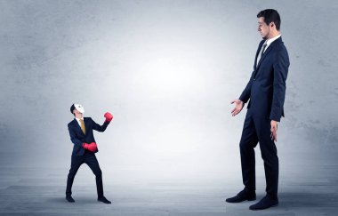 Küçük maskeli işadamı için yalvarıyor işadamı