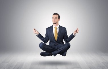 İşadamı bir boşluk kavramı içinde meditasyon