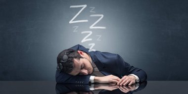 İşadamı ofiste uykuya daldı