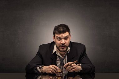 Onun ofisinde kopya alanı ile sarhoş adam