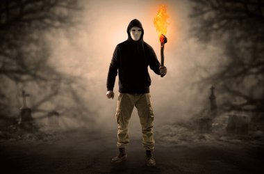 Adam flambeau yanma ile bir çalılık dan geliyor