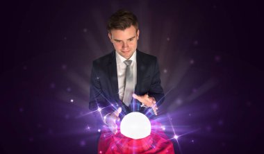 Kristal top eylem ile oturan işadamı