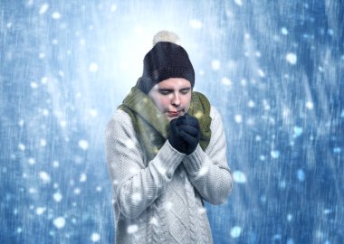 Yakışıklı çocuk kar fırtınası kavramı titreme
