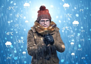 Hava durumu konsepti ile sıcak giysiler içinde buz gibi çocuk