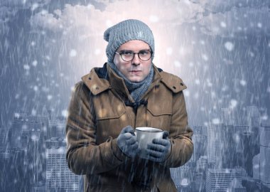 Şehir konsepti ile soğuk havalarda buz gibi çocuk