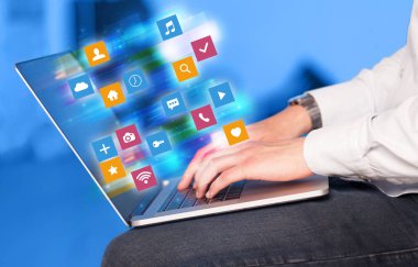 El laptop renkli uygulama simgeler ve semboller kavramı ile kullanma