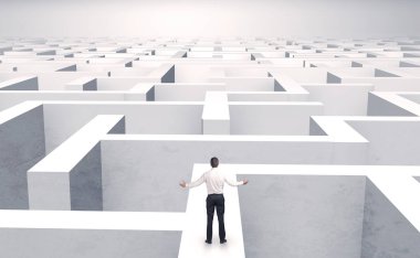 Bir labirentin ortasında küçük iş adamı