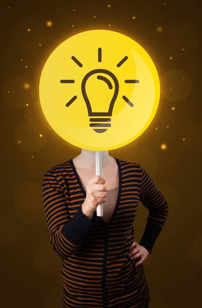 Kvinna med glödlampa skylt — Stockfoto