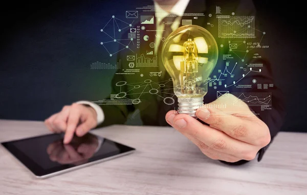 parlak cam ampul tutan işadamı