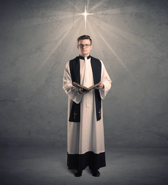 Νέο ιερέα δίνοντας την ευλογία του — Φωτογραφία Αρχείου