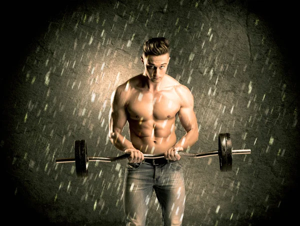 Fitness chlap s hmotností ukazující svaly — Stock fotografie