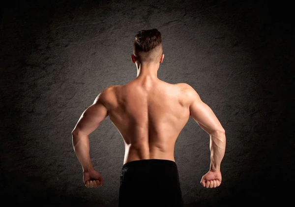 Sexy levantador de peso cara mostrando músculos — Fotografia de Stock