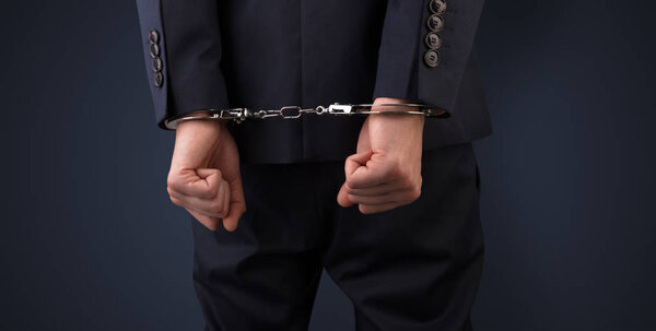 Тёмный человек в наручниках
