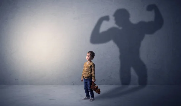 Muscleman sombra detrás waggish pequeño niño — Foto de Stock