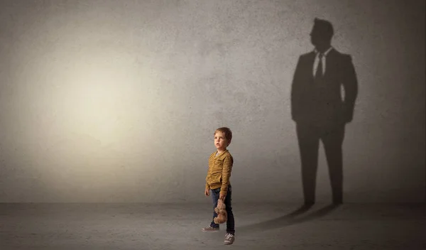 Kleiner Junge mit Geschäftsmann-Schatten — Stockfoto