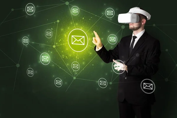 Homem em óculos VR e conceito de comunicação on-line — Fotografia de Stock