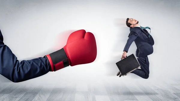 Červené Boxerské rukavice vykrojí malý podnikatel — Stock fotografie