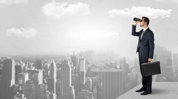 Man looking forward from the top of a skyscraper — Stock Photo, Image