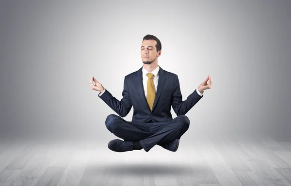 Бизнесмен медитирует в пустом пространстве — стоковое фото