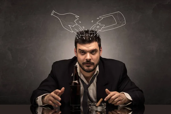 Dronken man met doodle alcohol flessen concept — Stockfoto