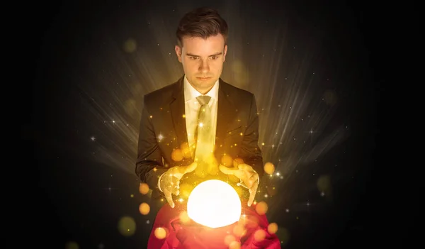 キラキラ ボールの魔法で座っているビジネスマン — ストック写真