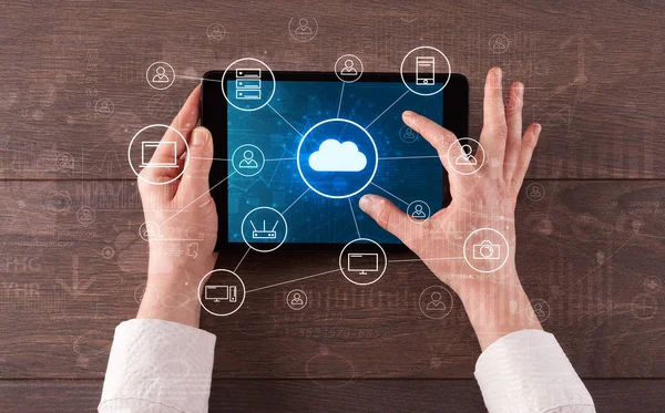 Tableta manual con concepto de sistema de computación en nube centralizado — Foto de Stock