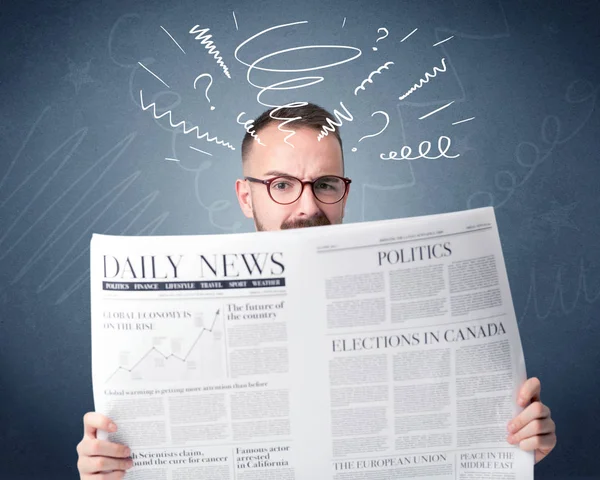 Empresário lendo jornal — Fotografia de Stock