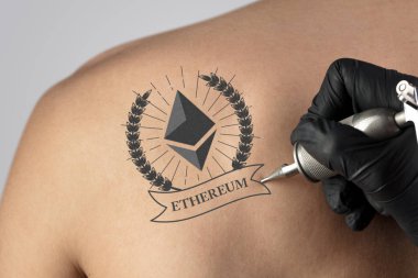Cryptocurrency kavramı çıplak sırtına dövme