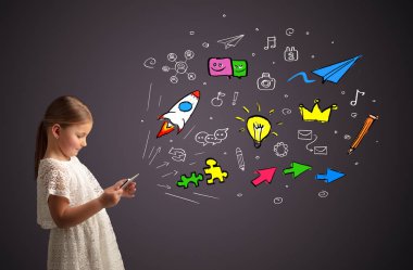 Kız holding tablet uygulamaları kavramı ile