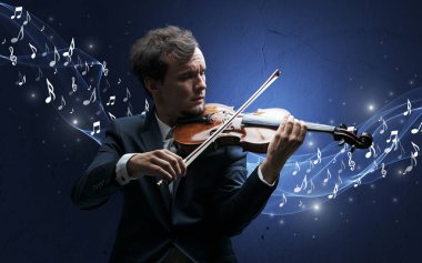 Yalnız besteci üzerinde keman çalıyor