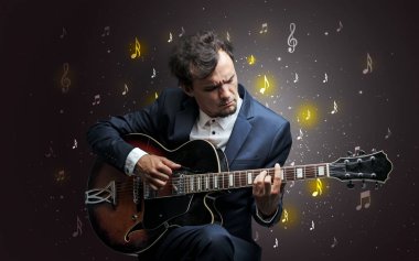 Klasik müzisyen ile düşen notlar