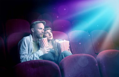 Genç çift film seyrederken 