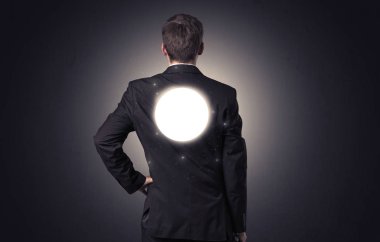 Sırtında labirent ile ayakta işadamı